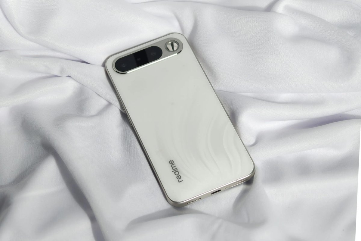Smartprix's tweet photo. A 7000mAh battery inside an 8.1mm phone. The realme 16 5G cures battery anxiety without turning into a heavy brick. No gimmicks, just the most practical smartphone under ₹30,000 right now. [Brand Story] https://t.co/UeeHmbstJb