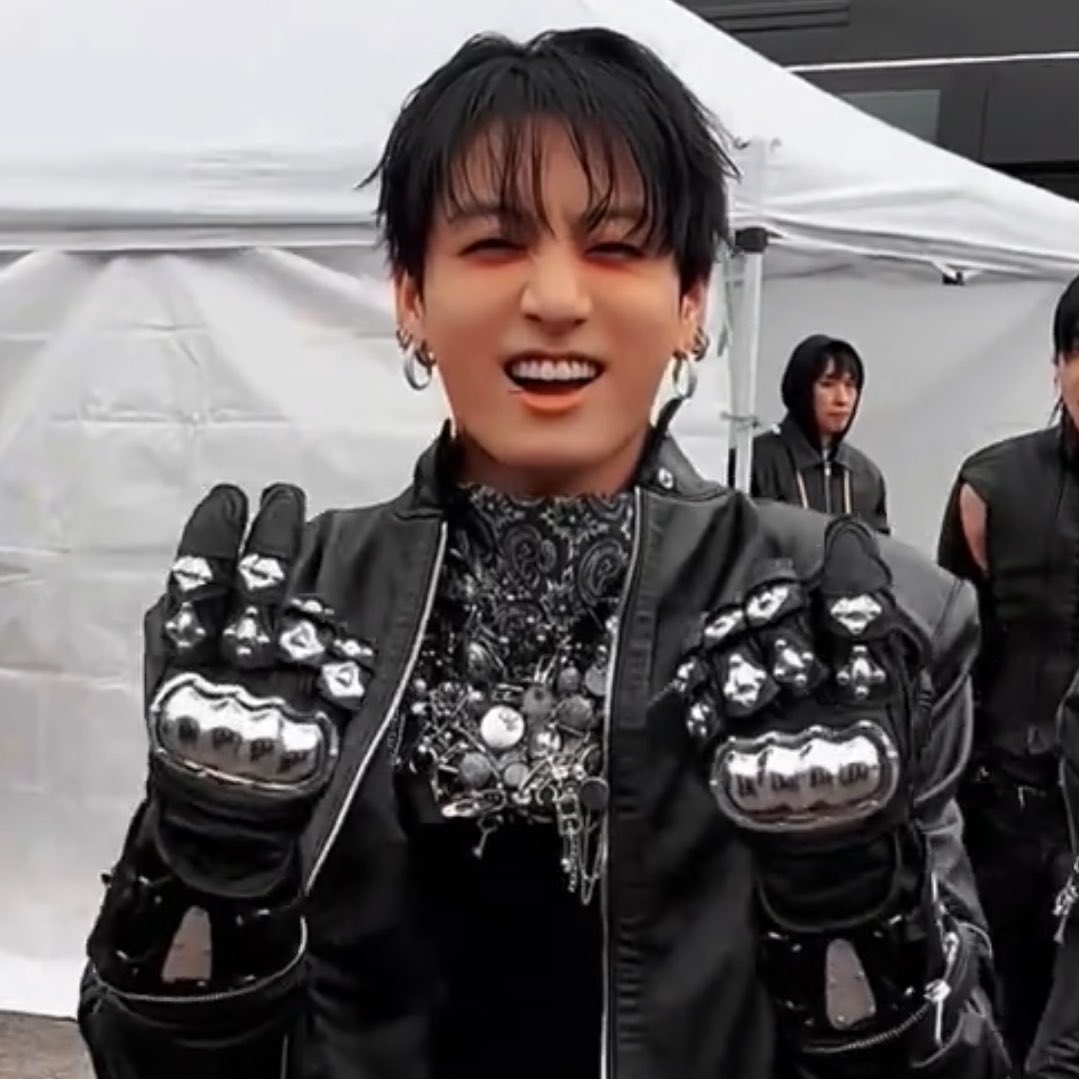 taekook𑁤 tweet media