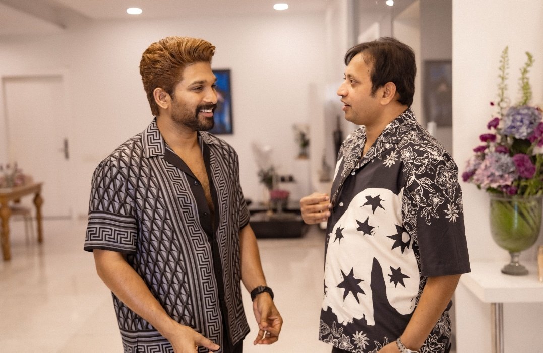 SKNonline's tweet image. Met and wished @AlluArjun garu #RAAKA a very happy birthday 🎉
His vision, hard work, and dedication always go beyond boundaries that’s why he keep hitting SIXERS at the box office. 
I truly believe he’ll take #Telugu and Indian cinema to the global stage one day for sure.
His