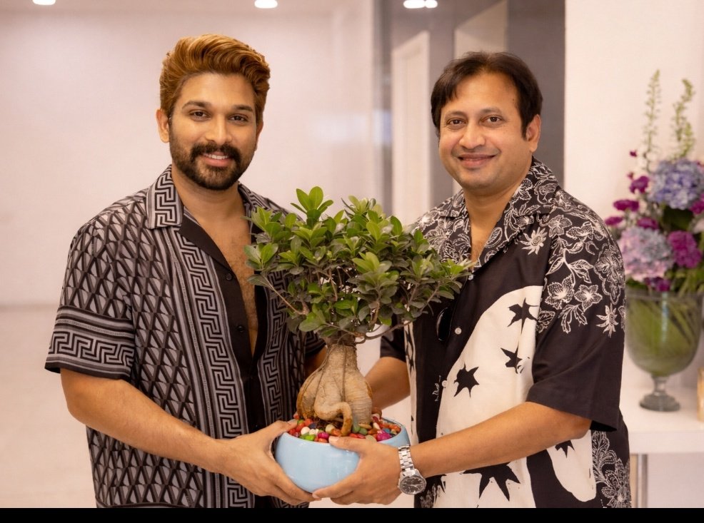 SKNonline's tweet image. Met and wished @AlluArjun garu #RAAKA a very happy birthday 🎉
His vision, hard work, and dedication always go beyond boundaries that’s why he keep hitting SIXERS at the box office. 
I truly believe he’ll take #Telugu and Indian cinema to the global stage one day for sure.
His