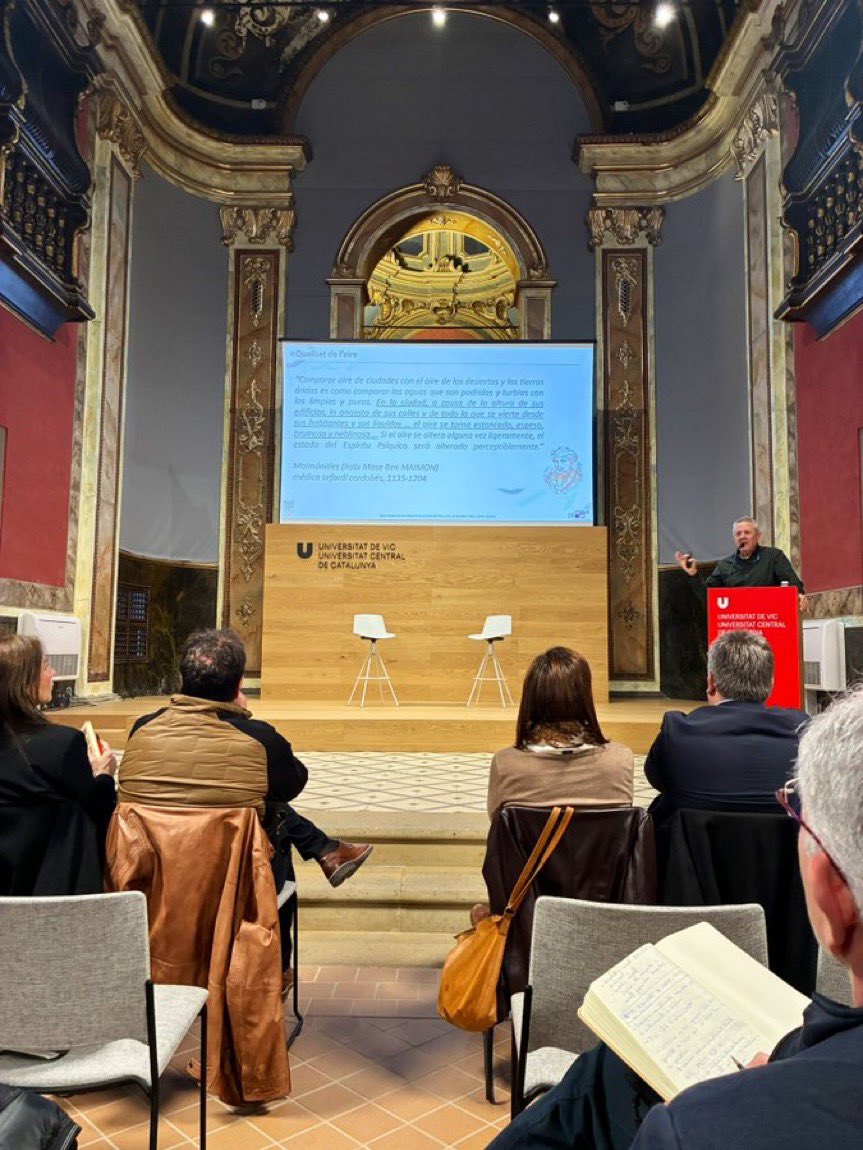 MontseAyats's tweet photo. Ahir @doktorkampi i #MarcVila. Fa uns dies @xqcgeo: informació  científica sobre contaminació aire #Osona. Ens posem les piles x resoldre-ho? Una bon servei ferroviari #rod3 ajudaria a millorar! @territoricat @transportesgob per què està encallat desdodablament Centelles-Vic? https://t.co/zQq7Nmo9XZ