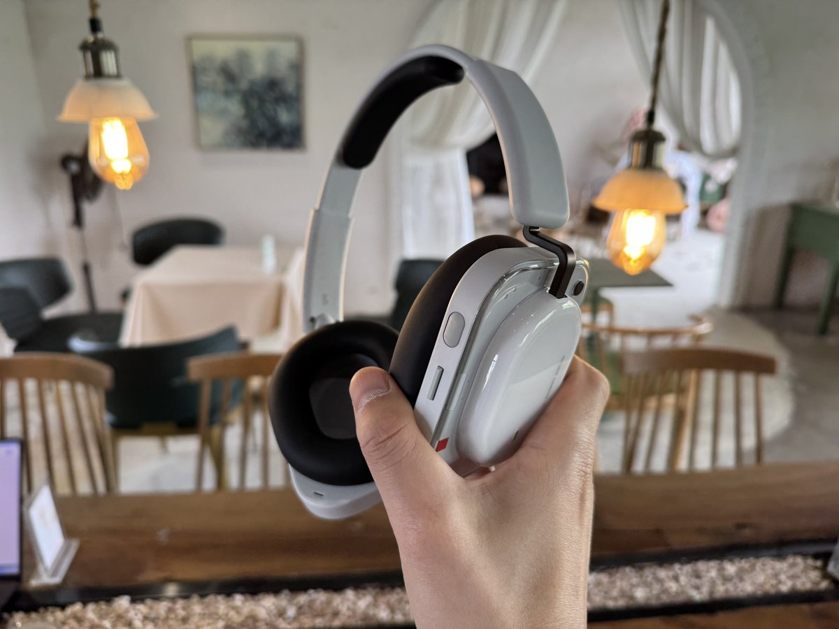 tualatrix's tweet image. 咖啡馆偶遇 @CoooolXyh ，玩了玩他新买的 Nothing Headphone，很🆒