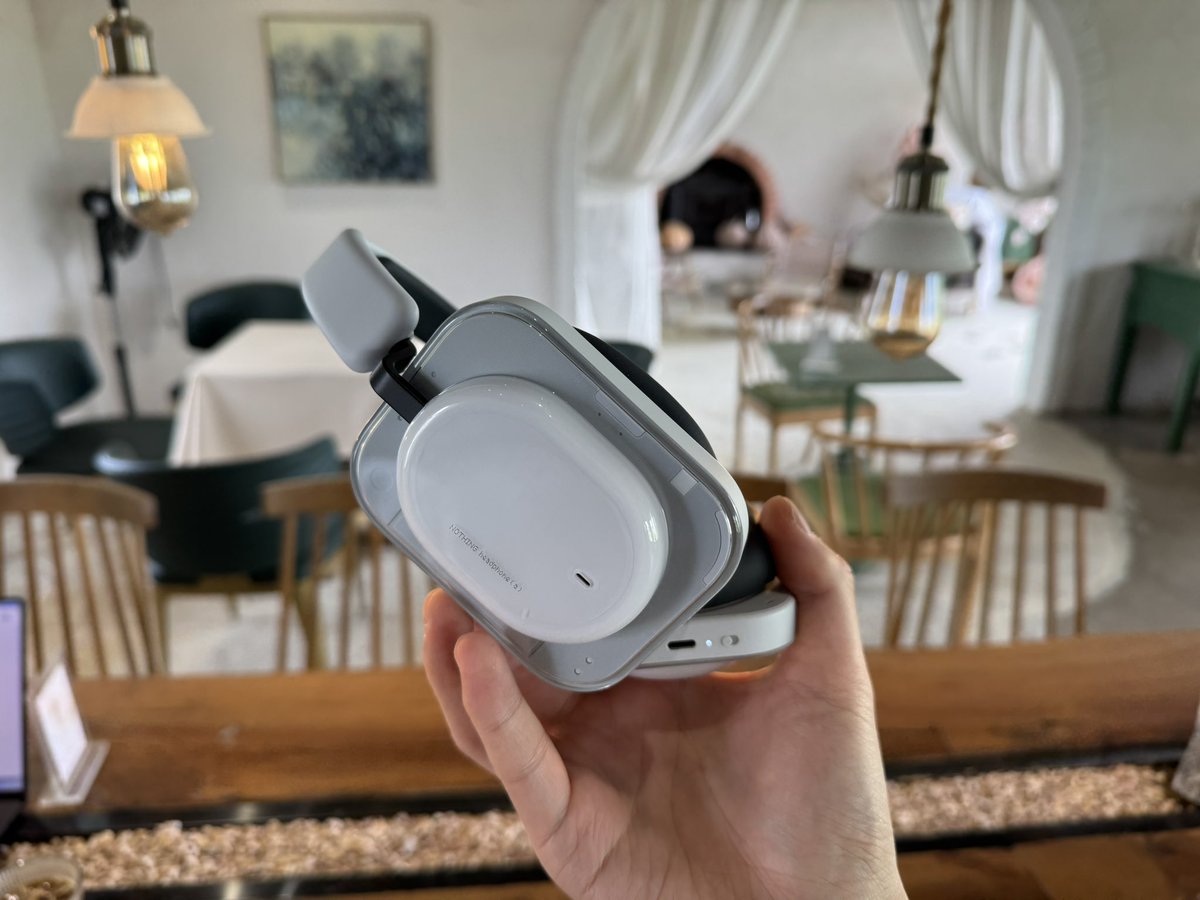 tualatrix's tweet image. 咖啡馆偶遇 @CoooolXyh ，玩了玩他新买的 Nothing Headphone，很🆒