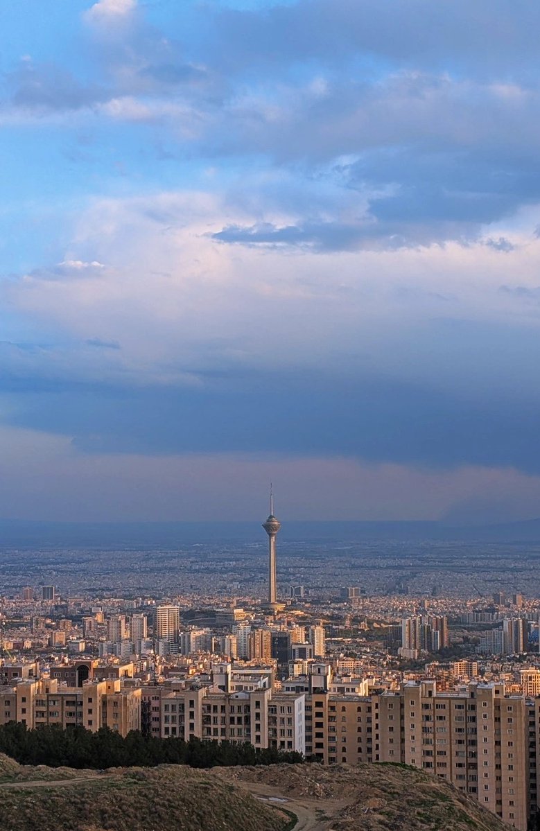 مبارک همه. اما باید واقعی حرف زد. ما هنوز خیلی راه داریم. قطعا حاکمیتِ از جنگ بیرون آمده به راحتی درها را باز نمی‌کند. نیروهایی هستند که نفع‌شان در ادامه «فضای جنگی» تا سرکوب کامل صدای تغییر است، و نیروهایی هم هستند که هنوز هم بر پنجره دخالت نظامی خارجی دخیل بسته‌اند و از هیچ‌چیز