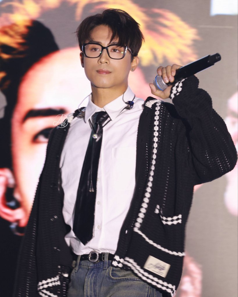 ansonkong_hkfc's tweet photo. “MIRROR FEEL THE PASSION CONCERT TOUR 2024” Blu-ray Signing Event - 7 Apr 2026🎤✍🏼✨

#AnsonKong rocks the dark academia style with glasses, tie and knitwear - makes you want to give him a big hug 🤗🫂💕

@MIRROR_weare https://t.co/6soJN2cCTI