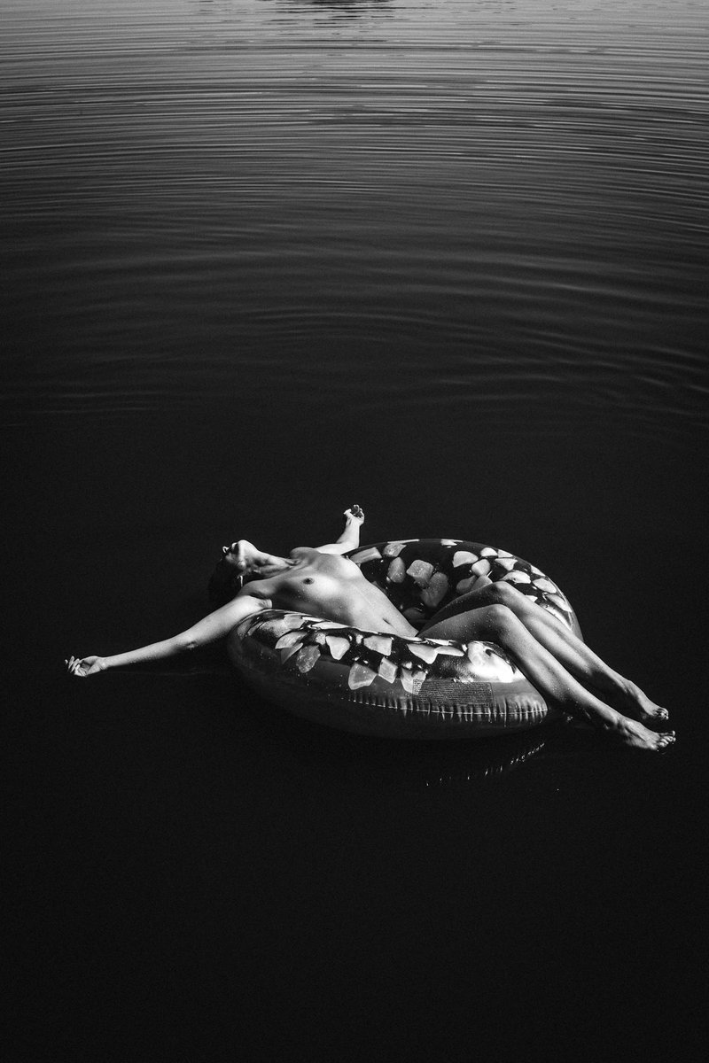 oliveraukschun's tweet photo. Good morning with some black sides of my „Boat Trip“ series🖤 https://t.co/fNpcYTJ79y
