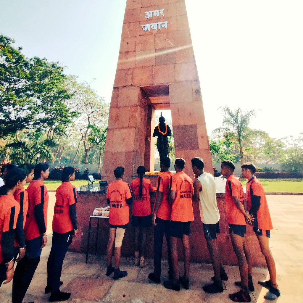 ShaileshDhruv's tweet photo. अखिल भारती�� विद्यार्थी परिषद बस्तर द्वारा भारत सरकार द्वारा 31 मार्च 2026 को भारत को पूर्णतः 'नक्सलवाद मुक्त' घोषणा पर बस्तर की पावन भूमि में शहीद हुए अमर जवानों को अमर जवान वाटिका में श्रद्धांजलि अर्पित कर सामूहिक वंदे मातरम राष्ट्रीय गीत का गायन हुआ। https://t.co/E91UX7xC75