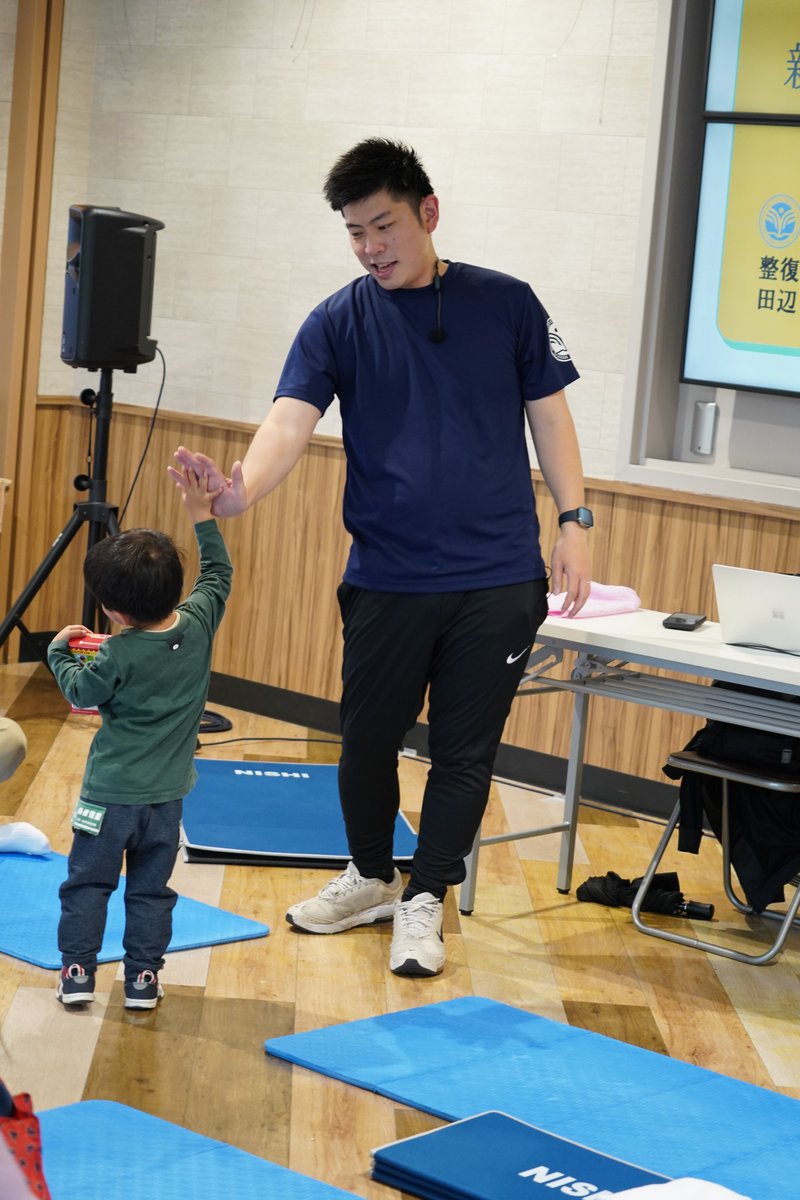 SBCTMUniv's tweet photo. 親子で楽しむ運動時間👶✨
イオン新浦安で「親子ふれあい体操」を実施しました！
0歳〜6歳のお子さまと保護者の皆さまと一緒に、
笑顔あふれる時間に😊

「家でもやりたい！」という声も多数✨
▼イベントの様子はこちら
https://t.co/0PNo509KFj

#SBC東京医療大学 #地域連携 #親子イベント https://t.co/e4GTdxQ0IZ