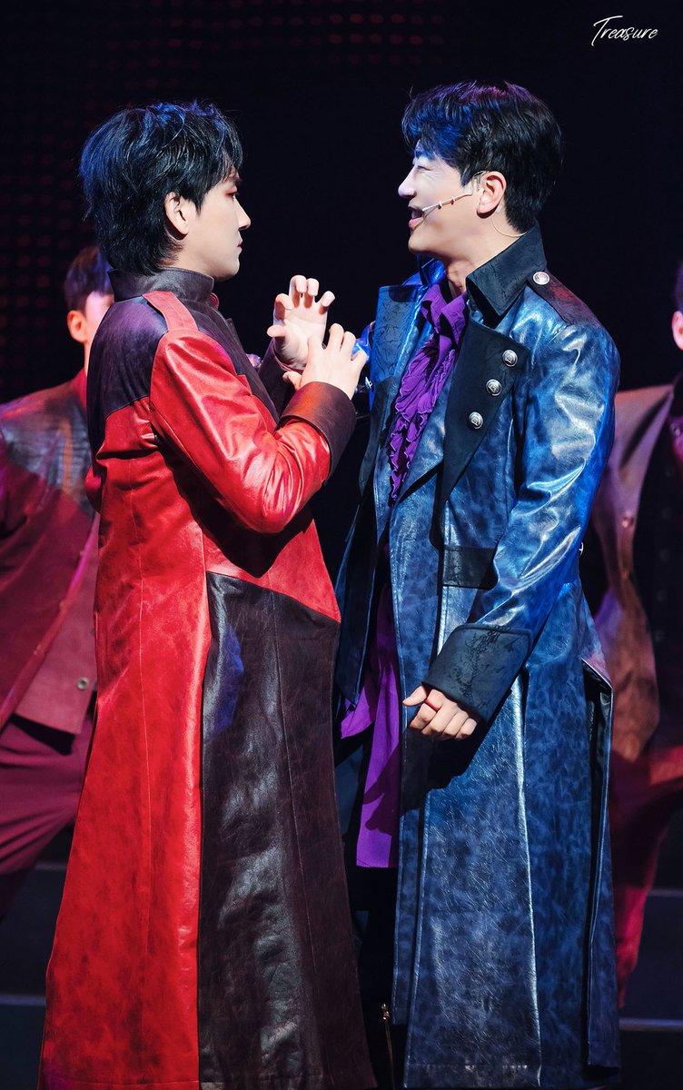 260407 뮤지컬 로미오와 줄리엣 커튼콜 
두분 뭐하세요?
원수집안 둘이 밖에선 어짜구저짜구 
여기가 롬줄
#곽동현 #인기현상 #THE_PHENOMENO 
#박민성
#로미오와줄리엣