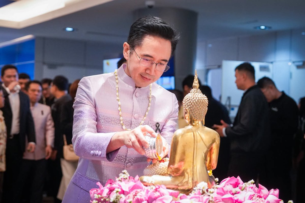 ลิ้นแดง tweet media