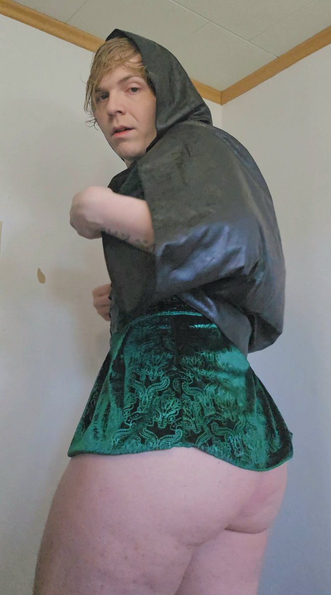 eauoria's tweet photo. I moved the cape so you can 👀

#femboy #gay #teen #femme #trans #cute #cum #cock #of https://t.co/VriXUchuyS
