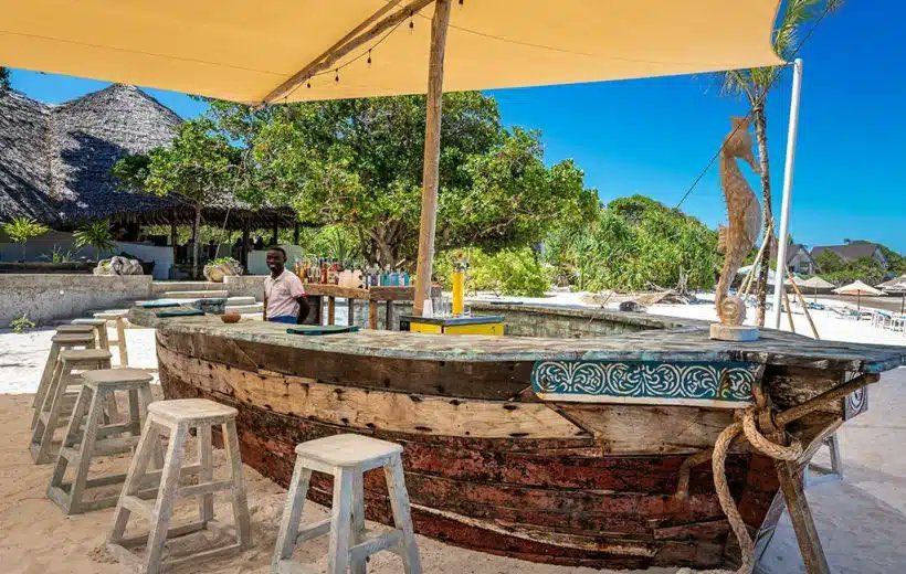 Stejos_Tours's tweet image. Everyone goes to Diani… but have you seen this? 

Chale Island is pure serenity. Turquoise waters, quiet beaches, perfect for couples &amp;amp; honeymooners 

The secret is out…Who are you escaping with? 

#HiddenGems #ChaleIsland #StejosTours