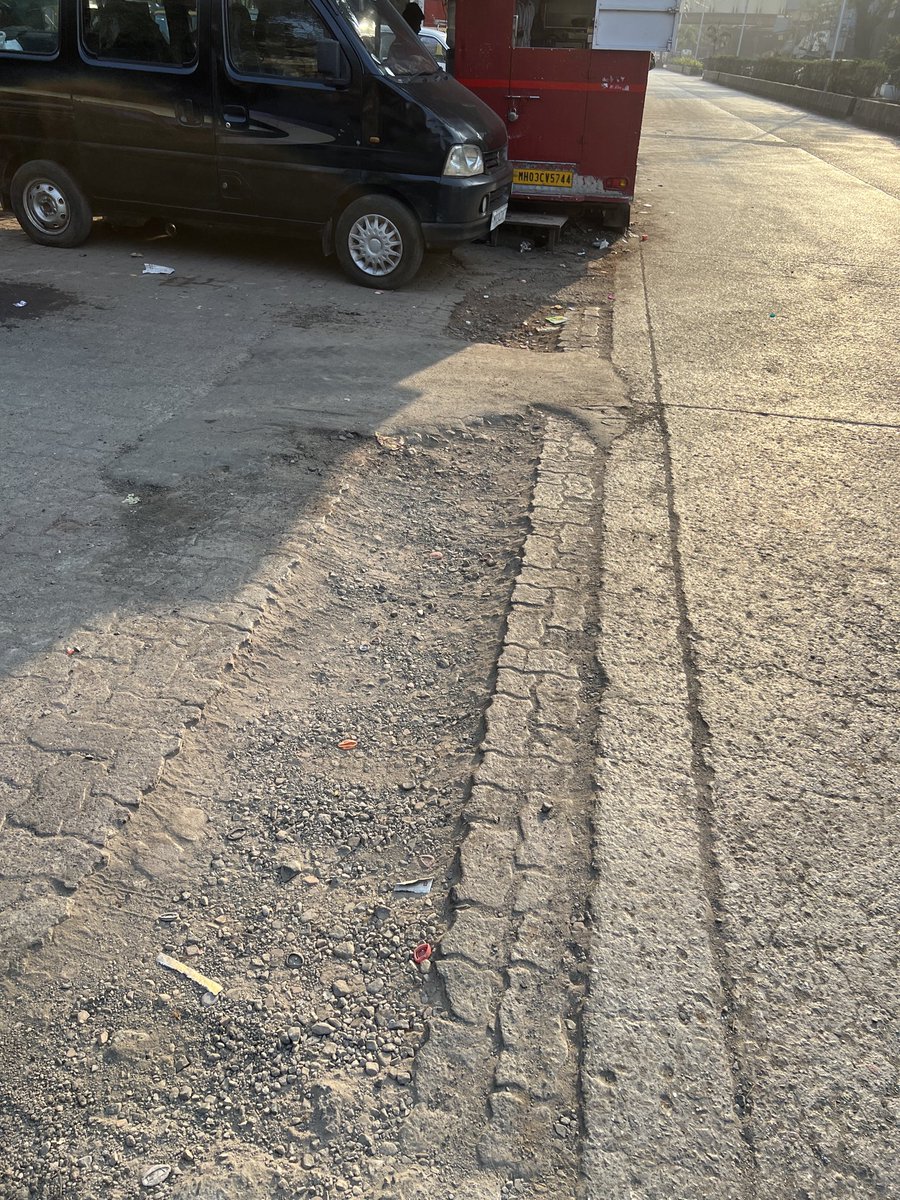 tonyyyyysoprano's tweet photo. @mybmc @mybmcInfra 

You came, tried to fix, but instead destroyed the road and went back

This is near Grand Banquet Hall - Chembur / Govandi

The broken road just starts at the right turn of a busy road, which makes it highly prone to accident

Please provide a solution and fix https://t.co/wTYBzf0o2h