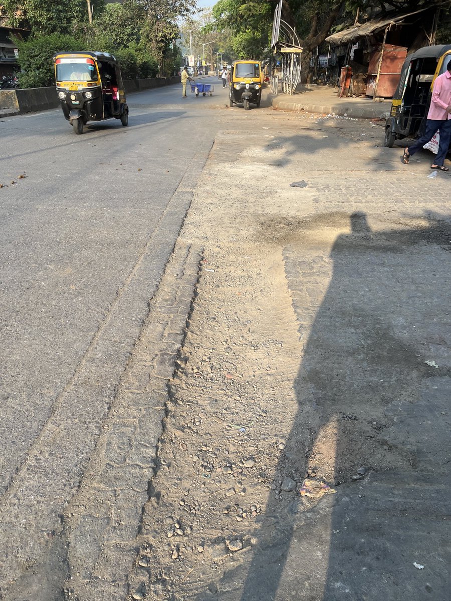 tonyyyyysoprano's tweet photo. @mybmc @mybmcInfra 

You came, tried to fix, but instead destroyed the road and went back

This is near Grand Banquet Hall - Chembur / Govandi

The broken road just starts at the right turn of a busy road, which makes it highly prone to accident

Please provide a solution and fix https://t.co/wTYBzf0o2h