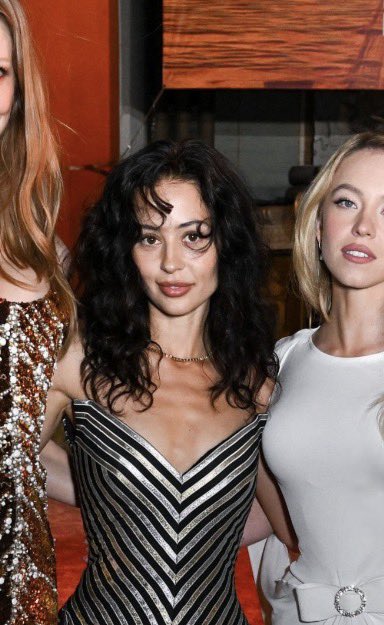 Melian Refugee tweet media