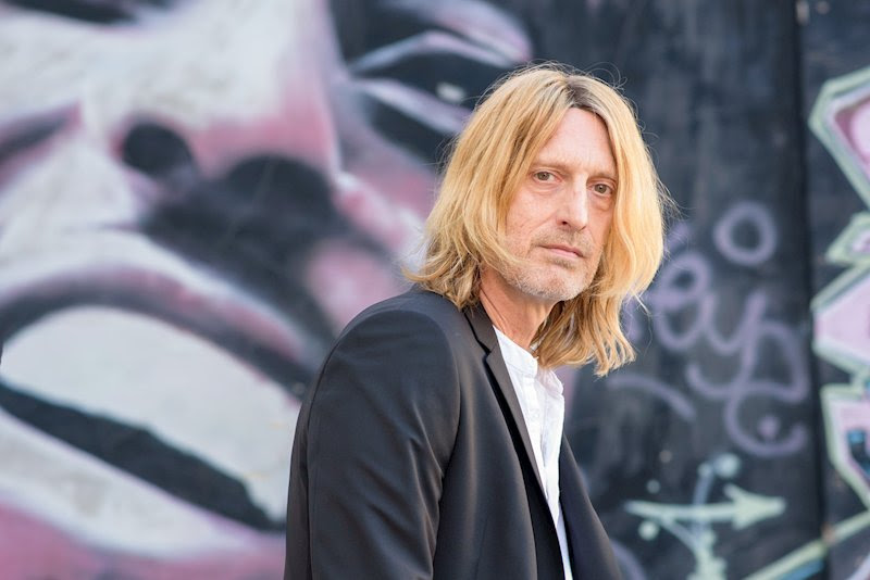 The Noise Who Runsが新曲「Commercial Road」を公開。Ian Pickeringによるプロジェクトで、アルバム『RE: GEN X』を5月8日にリリース予定。