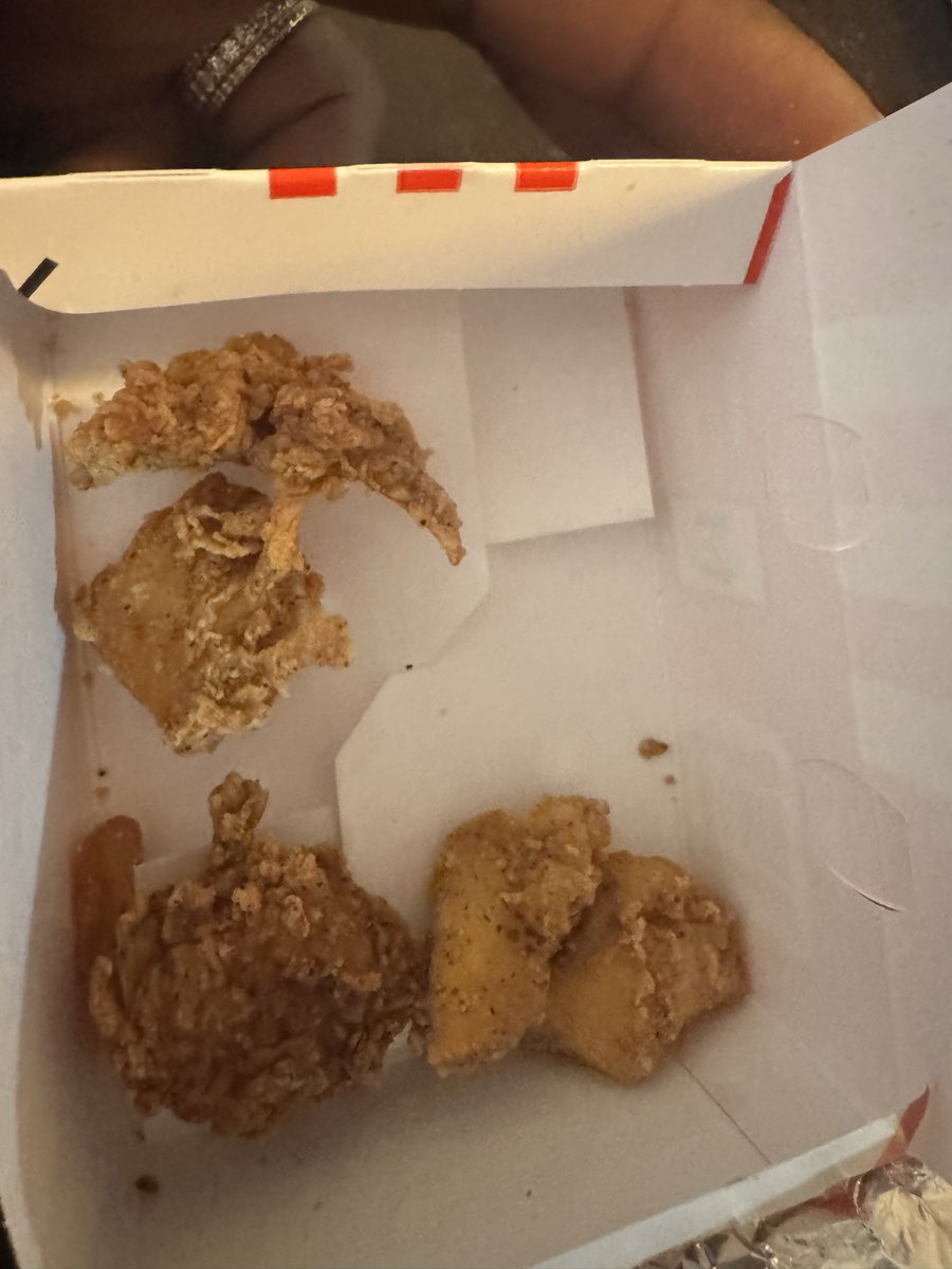 DYEHARDKC's tweet photo. @Popeyes  Count your days!!! Yall Played me with this one!!! You call this 5 nuggets? https://t.co/pmtC4wTrg1
