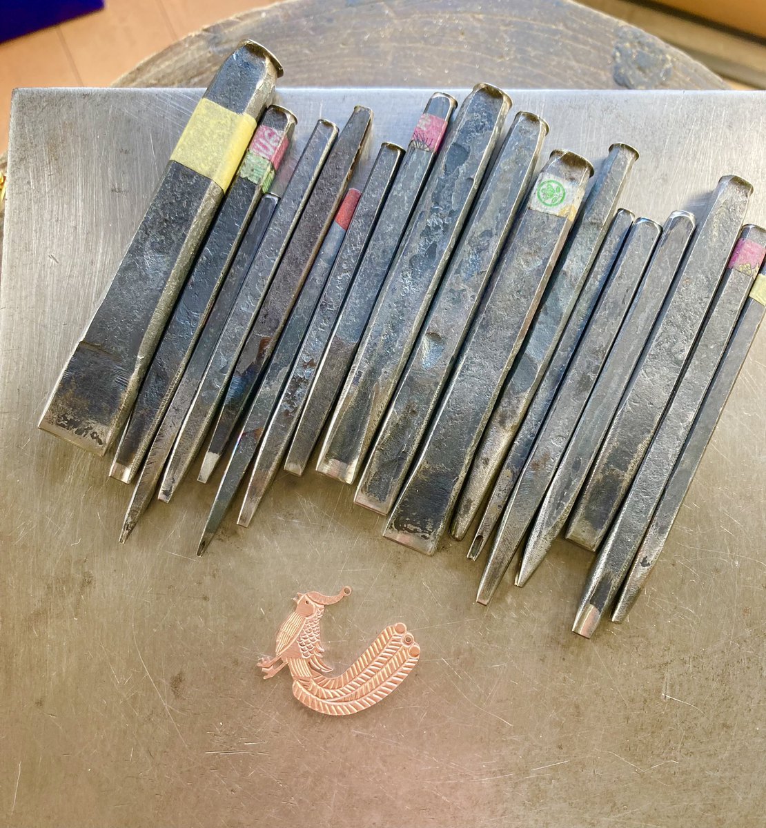 ピヨピヨ鳳凰のネックレスを作ってます
ひとつのピヨを彫るのにこれだけのタガネを使ってます🐣