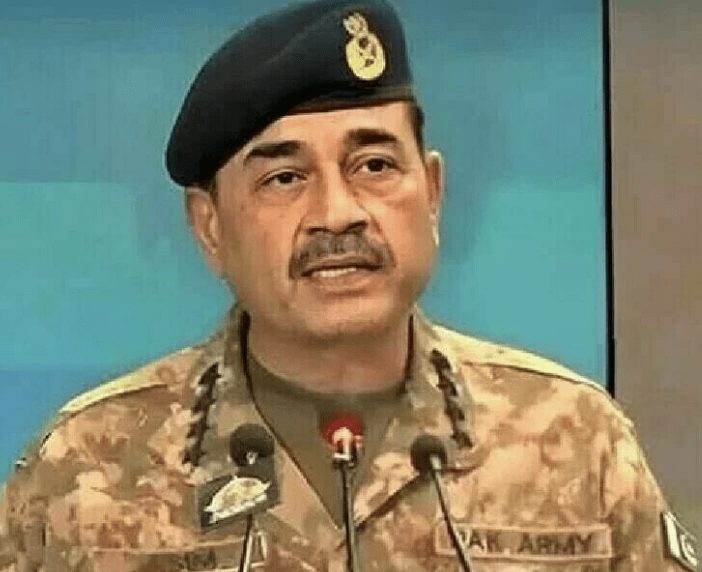 shafiburfat's tweet image. The president of the world’s superpower, Donald Trump, announced a ceasefire with Iran at the request of two village ‘Miraasis’, Asim Munir and Shehbaz Sharif. If this is not a defeat for the United States, then what else is it?
#World #USA #Pakistan #India #IranWar‌ @araghchi