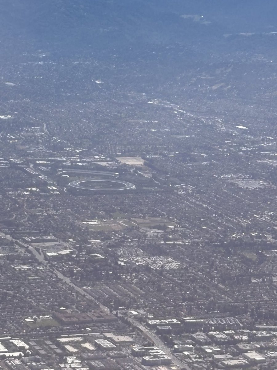 PabloGraciaNet's tweet photo. flying to sfo... woke up to see Apple Park! https://t.co/TlRD5gPkL0