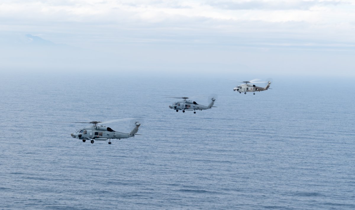 JMSDF_21aw's tweet photo. 🚁【#日米共同訓練 の実施 】🚁
#第21航空隊 は、3月19日（木）に相模湾において米海軍HSM-77及びHSM-51と日米共同訓練を実施しました。#海上自衛隊 と米海軍は、地域の安定と抑止力向上のため、常に連携の強化に努めています。
#自衛隊 #第21航空群 #館山航空基地 #ヘリコプター https://t.co/G3IcgNzzXK