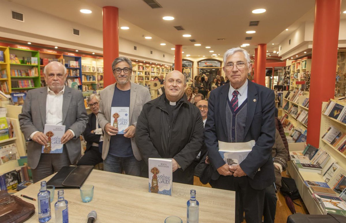 BastanteJesus's tweet photo. Una tarde maravillosa en #compostela presentando mi #aprendizdegaudi @esferalibros en @LibreriasSP   Gracias inmensa a @arcebispfprieto For Hernández y José Manuel Iglesias (fotones de la presentación de Paco Rodríguez y @lavozdegalicia ). https://t.co/nJaXdkaspL