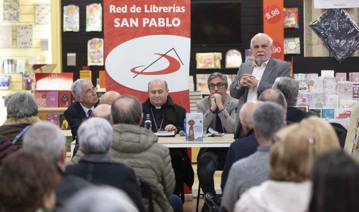 BastanteJesus's tweet photo. Una tarde maravillosa en #compostela presentando mi #aprendizdegaudi @esferalibros en @LibreriasSP   Gracias inmensa a @arcebispfprieto For Hernández y José Manuel Iglesias (fotones de la presentación de Paco Rodríguez y @lavozdegalicia ). https://t.co/nJaXdkaspL