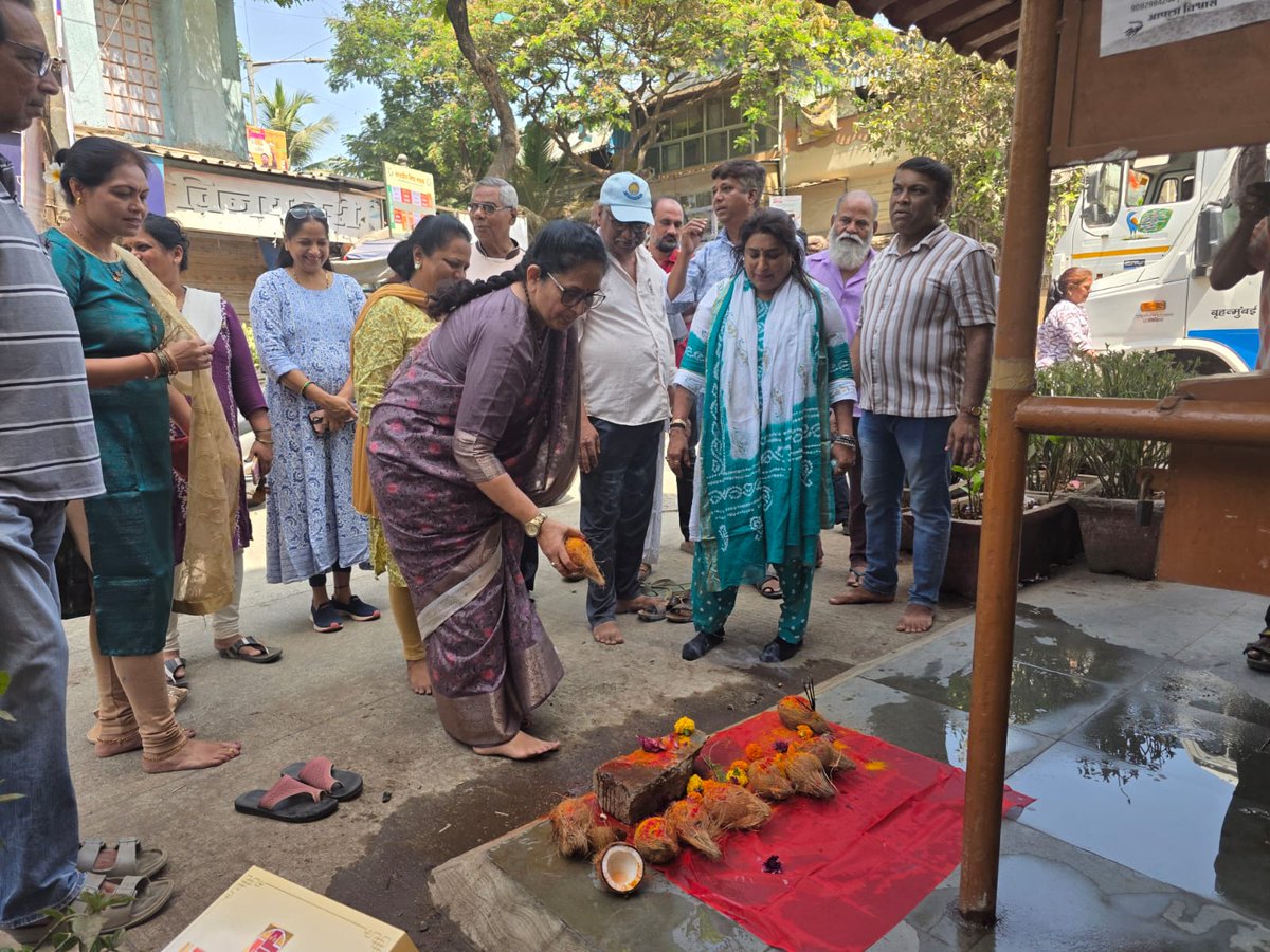 chetanaupadhya2's tweet image. आज विधायक श्री @SanjayRupadhyay जी एवं नगरसेवक @ShivanShetty जी के मार्गदर्शन में वार्ड 9 में #SWD कर्मचारियों द्वारा गटर लाइन सफाई अभियान का शुभारंभ हुआ।

इस अवसर पर #Swachhagrahis का स्वागत कर मिठाई वितरित की गई तथा भाजपा वार्ड 9 के पदाधिकारी भी उपस्थित रहे।
स्वच्छता के इस
