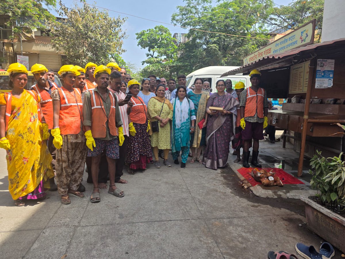 chetanaupadhya2's tweet image. आज विधायक श्री @SanjayRupadhyay जी एवं नगरसेवक @ShivanShetty जी के मार्गदर्शन में वार्ड 9 में #SWD कर्मचारियों द्वारा गटर लाइन सफाई अभियान का शुभारंभ हुआ।

इस अवसर पर #Swachhagrahis का स्वागत कर मिठाई वितरित की गई तथा भाजपा वार्ड 9 के पदाधिकारी भी उपस्थित रहे।
स्वच्छता के इस