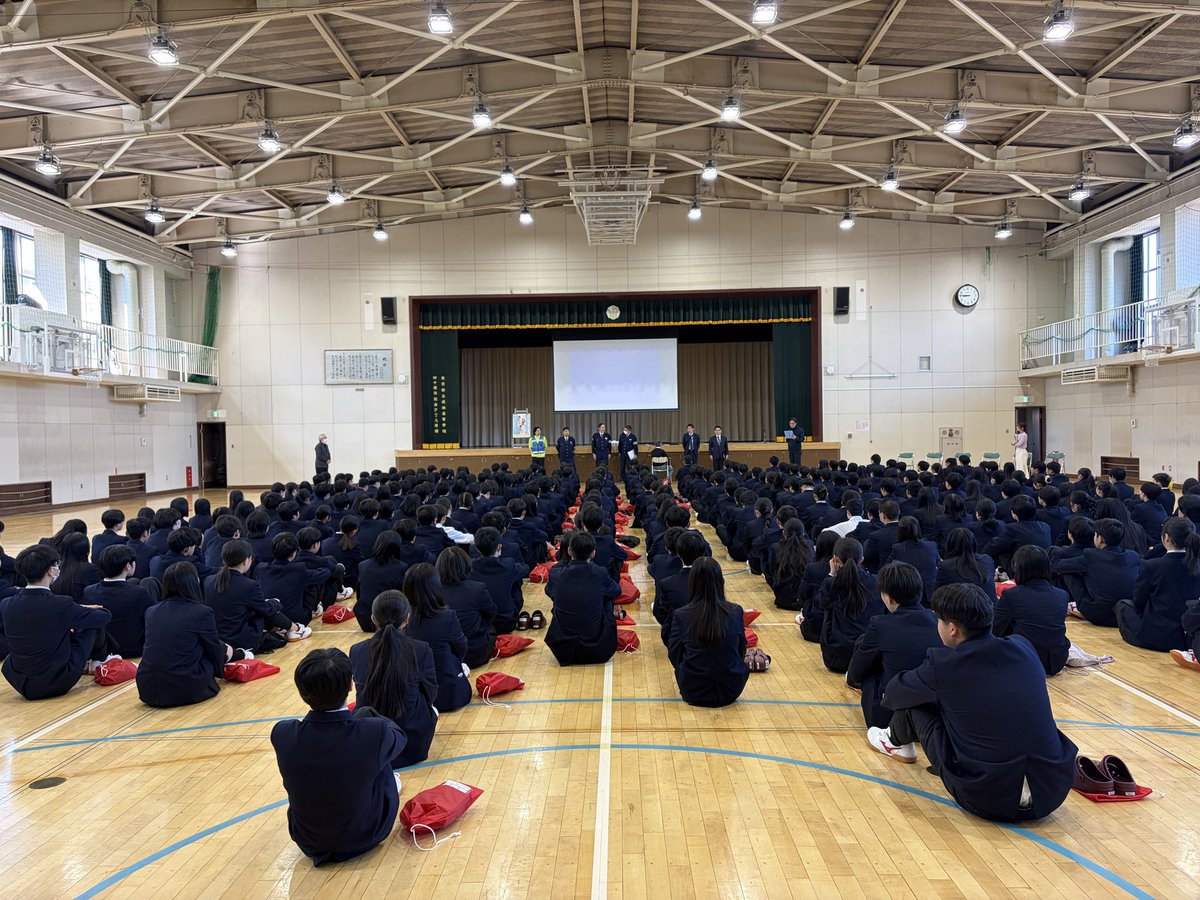 naruseHS's tweet photo. 本日の #成瀬高校 は、学年ごとに「全集中」の1日

1年生は交通安全教室に参加🚲👮‍♀️
プロから学ぶ真剣な眼差しに、新生活への自覚が光ります✨
2・3年生は課題テストに全力投球📚
校舎に響く鉛筆の音から、春休みの積み重ねが伝わってくるようです！

#町田市 #都立高校 #高校生 #学校生活 https://t.co/v6QzSg9RMw