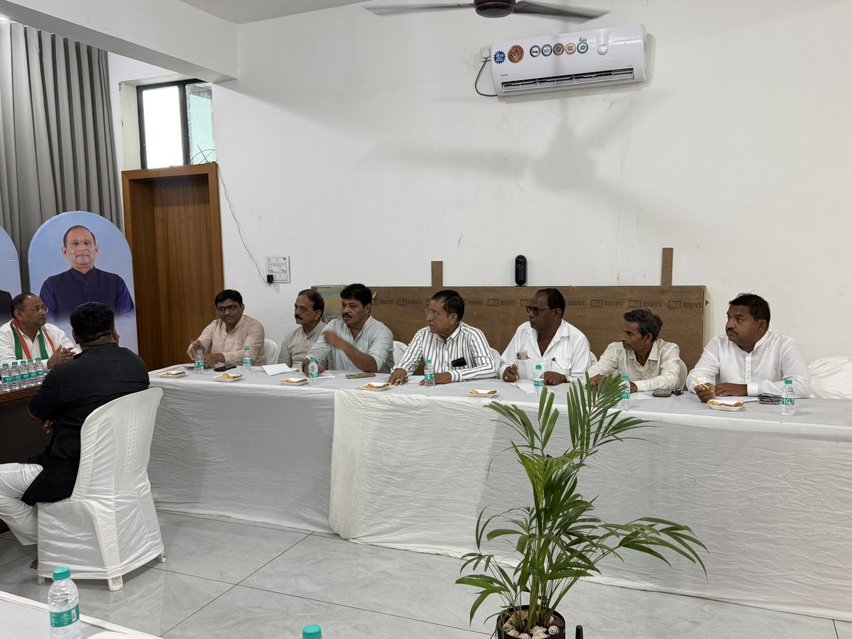 અમદાવાદ જિલ્લાની જીલ્લા પંચાયત, તાલુકા પંચાયત, નગરપાલિકાના ઉમેદવાર પસંદગી અંગે જીલ્લા ચૂંટણી સમિતિ ની મીટિંગ ધંધુકા ખાતે મળેલ જેમાં ઉમેદવારો ની પસંદગી અંગે ચર્ચા કરવામાં આવી 
#inc 
#congress 
#gujarat 
#rahulgandhi 
<a href="/AmitChavdaINC/">Amit Chavda</a>