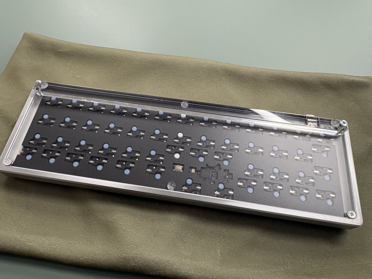 kur0nek0Brigade's tweet image. とりあえずGoForty v2 Orthoはこんな感じになりましたよ

Switch
Kailh Glalial Silver / Kailh Winter MINI
Keycaps
Womier Low-profile PBT Keycap Fullset