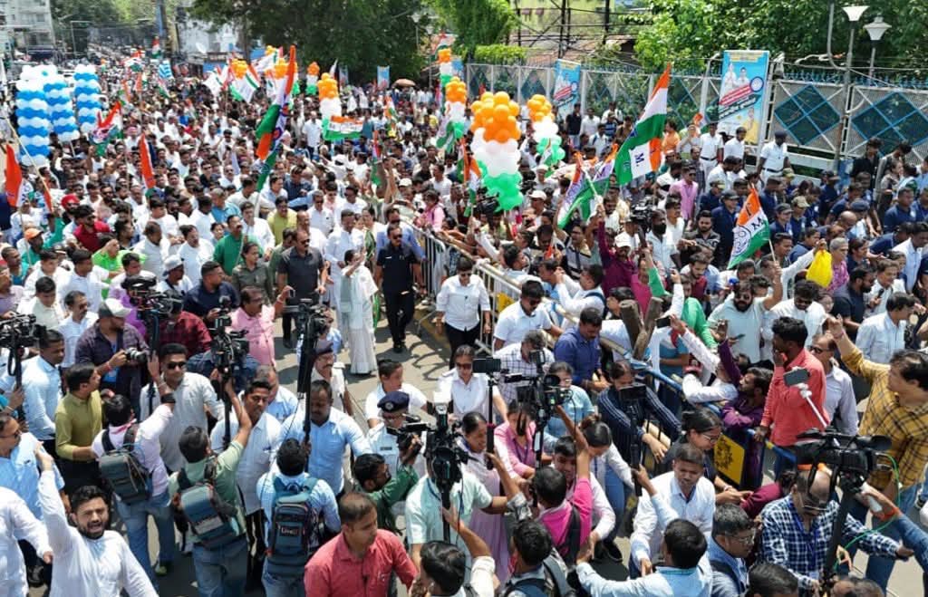TMC_Supporters's tweet photo. মানুষের স্রোতে ভেসে ভবানীপুর কেন্দ্রের জন্য মনোনয়ন জমা দিলেন জননেত্রী মমতা বন্দ্যোপাধ্যায়।
@MamataOfficial

সকলের সামনে দাঁড়িয়ে বাংলাকে রক্ষার এই যুদ্ধে নেতৃত্ব দিচ্ছেন বাংলার বাঘিনী। নিজের জীবনকে বাজি রেখে বাংলার মানুষকে বুকে আগলে রক্ষা করছেন মমতা বন্দ্যোপাধ্যায়। তাই আজ তাঁর মনোনয়ন জমার দেওয়ার মুহূর্তে সঙ্গী হলেন প্রতিটা ক্ষেত্রের প্রতিনিধিরা।
#MamataBanerjee #Bhawanipur  #VoteForTMC #TMCS #21YrsTMCS