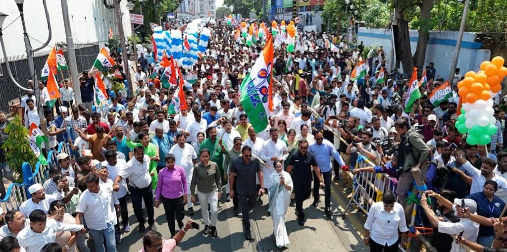 TMC_Supporters's tweet photo. মানুষের স্রোতে ভেসে ভবানীপুর কেন্দ্রের জন্য মনোনয়ন জমা দিলেন জননেত্রী মমতা বন্দ্যোপাধ্যায়।
@MamataOfficial

সকলের সামনে দাঁড়িয়ে বাংলাকে রক্ষার এই যুদ্ধে নেতৃত্ব দিচ্ছেন বাংলার বাঘিনী। নিজের জীবনকে বাজি রেখে বাংলার মানুষকে বুকে আগলে রক্ষা করছেন মমতা বন্দ্যোপাধ্যায়। তাই আজ তাঁর মনোনয়ন জমার দেওয়ার মুহূর্তে সঙ্গী হলেন প্রতিটা ক্ষেত্রের প্রতিনিধিরা।
#MamataBanerjee #Bhawanipur  #VoteForTMC #TMCS #21YrsTMCS