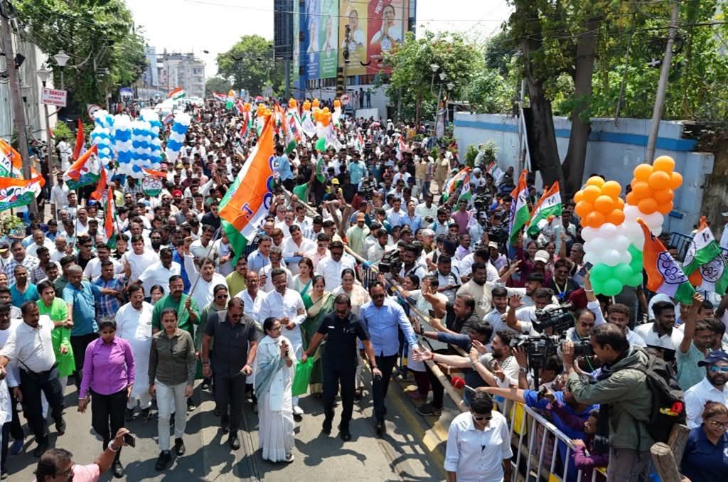 TMC_Supporters's tweet photo. মানুষের স্রোতে ভেসে ভবানীপুর কেন্দ্রের জন্য মনোনয়ন জমা দিলেন জননেত্রী মমতা বন্দ্যোপাধ্যায়।
@MamataOfficial

সকলের সামনে দাঁড়িয়ে বাংলাকে রক্ষার এই যুদ্ধে নেতৃত্ব দিচ্ছেন বাংলার বাঘিনী। নিজের জীবনকে বাজি রেখে বাংলার মানুষকে বুকে আগলে রক্ষা করছেন মমতা বন্দ্যোপাধ্যায়। তাই আজ তাঁর মনোনয়ন জমার দেওয়ার মুহূর্তে সঙ্গী হলেন প্রতিটা ক্ষেত্রের প্রতিনিধিরা।
#MamataBanerjee #Bhawanipur  #VoteForTMC #TMCS #21YrsTMCS