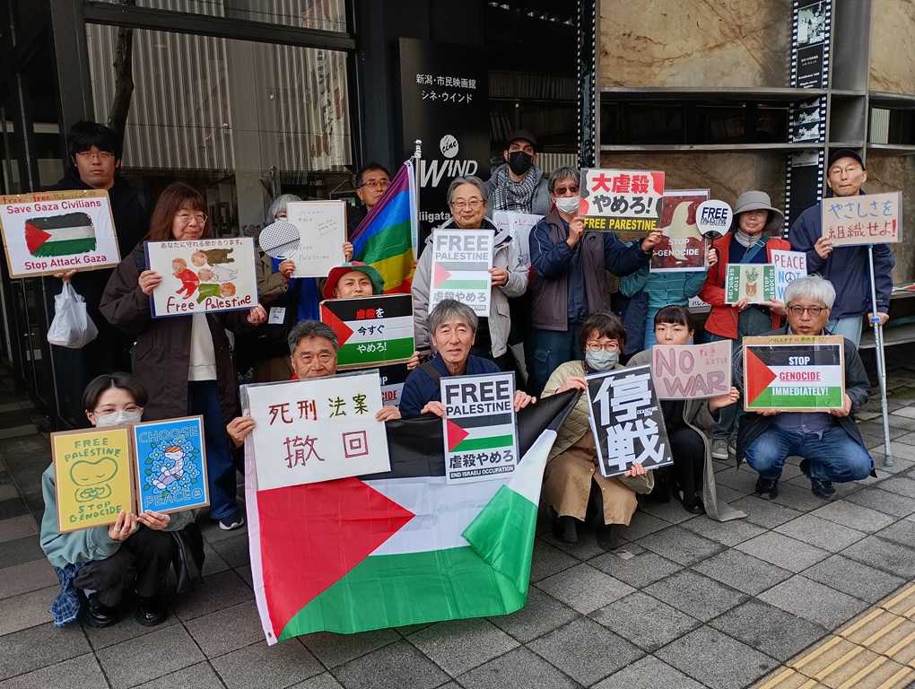 Chihiro_BLUES's tweet image. 4/5(日)、シネ・ウインド前、パレスチナ連帯スタンディング＠新潟。18名の参加者の皆さん、ありがとうございました。
イスラエルのパレスチナ人死刑法案可決に抗議するために、シリア出身の参加者の方の呼びかけで急遽実施しました。今後もよろしくお願いします。
#NOWAR
#StopGenocide
#FreePalestine