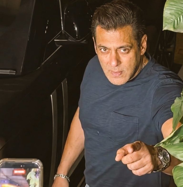 DrSalmaniac_045's tweet photo. Megastar #SalmanKhan is widely regarded as the King of Day 1 FFs in Hindi cinema, especially for Bollywood π―π₯
Top 3 opening Day FFs for Bollywood Films :
1) #PRDP 46 Lakh
2) #EkThaTiger 41.2L
3) #Animal 39.7L
This is nothing but the raw stardom of @BeingSalmanKhan Bhaiπ₯ https://t.co/XIkY8a2xBt