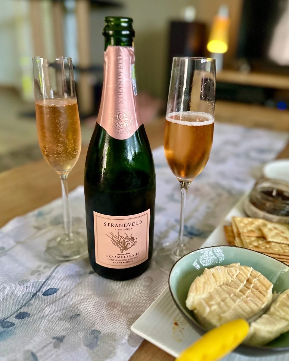 LaurasWorldza's tweet image. #WineWednesday with a bottle of Strandveld 'Skaamgesiggie - Protea Pudens' Pinot Noir Brut, produced from 22-year-old vines in Elim.

instagram.com/p/DW27K6cjV7L/…

Cheers!

#LaurasWorld #strandveldvineyards #Strandveld #elimwines