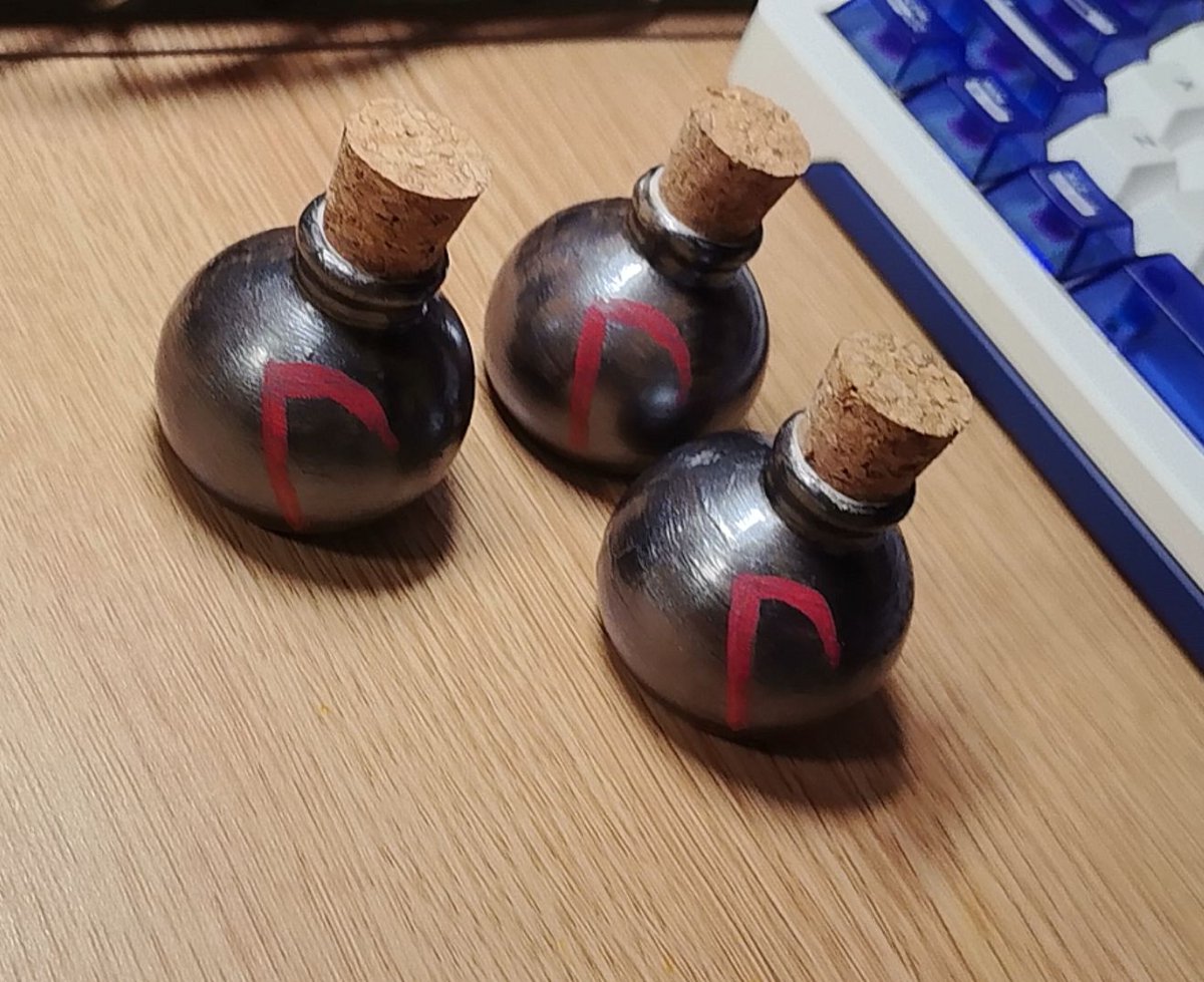 Nitroor2's tweet photo. 黑魔法学徒！做了很多救世干酒和迷你拉泰盾牌，还有一点点祸根😈
#kcd2 https://t.co/LA6WNA3chK