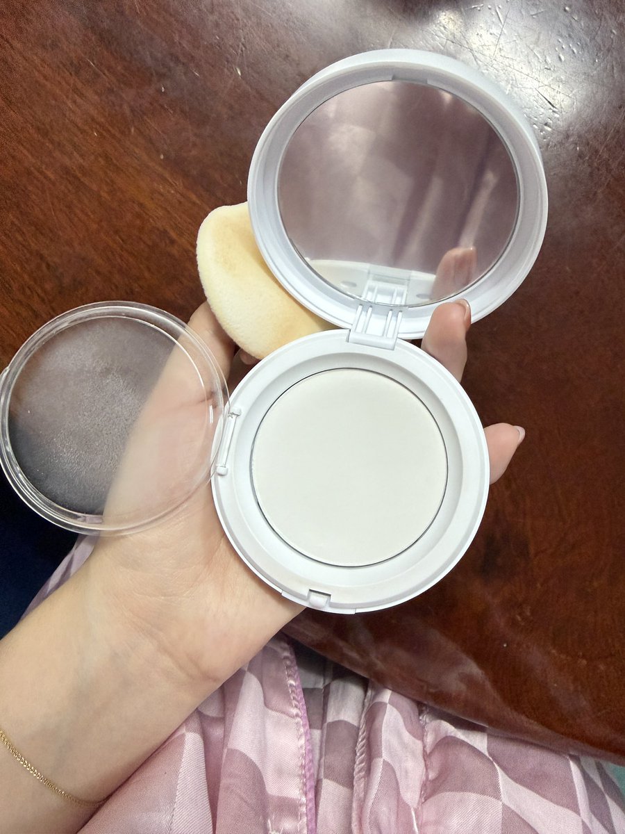 aowvaikaikong's tweet photo. ส่งต่อแป้งคุมมัน #romnd 100บาท
#Romance #ส่งต่อเครื่องสำอาง #ส่งต่อคสอมือ2 #คสอมือสอง #ส่งต่อเครื่องสําอางค์ #คสอมือ2 #howtobeauty https://t.co/o8SSGVfoce
