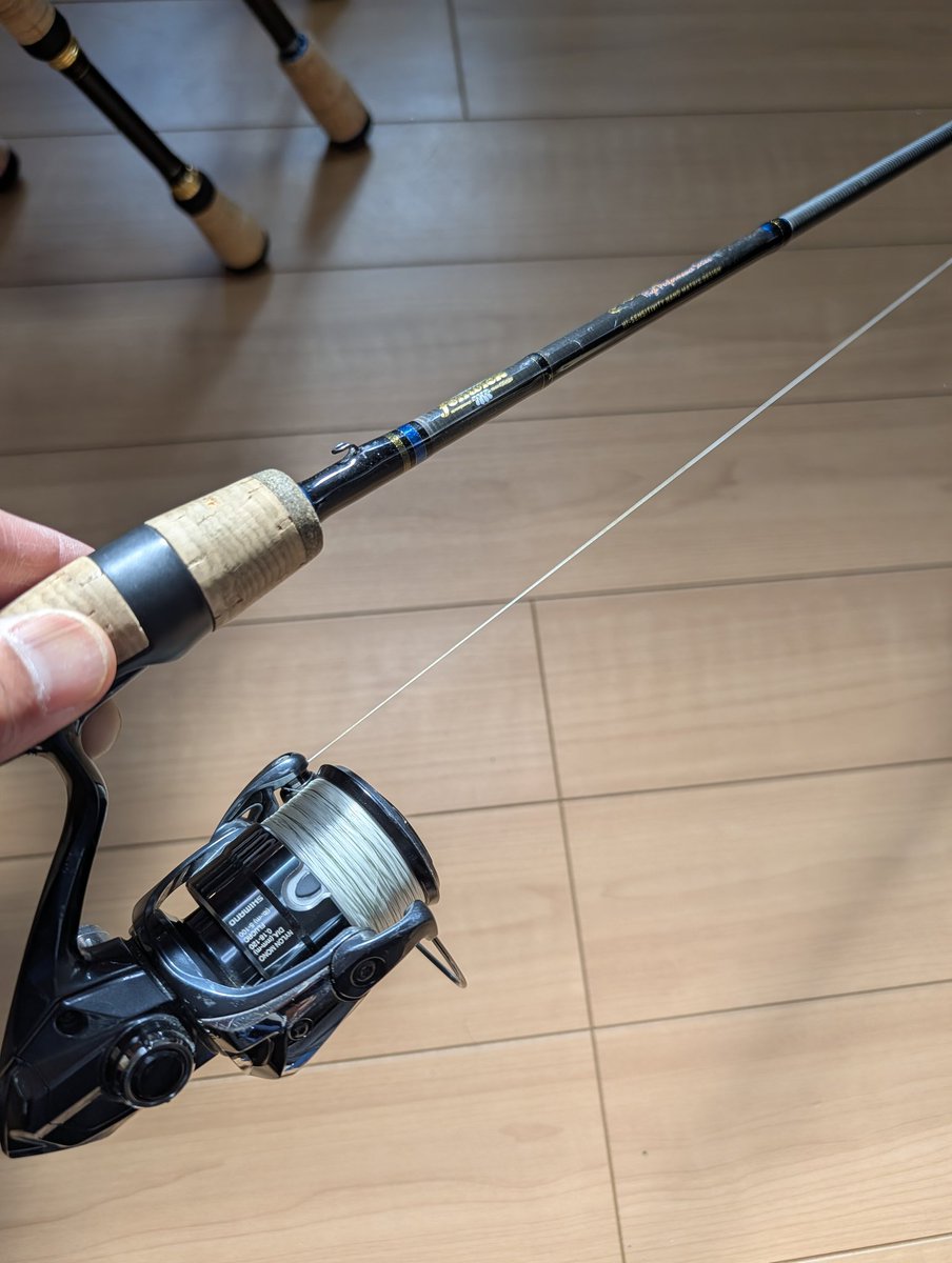 unagiinu1092's tweet photo. フェンウィックらしさとは何か？

AIにあらゆる手持ちの資料をNotebookLMに解析させると、このような回答が得られます。

ACES-CT61SULP+Jスーパークリッタースティックはこの全てを満たした、現代の最高傑作。10年使っても色褪せないロッド、そのつもりで仕上げました🔥

革新的なテクノロジーの導入、特定の釣りへの深い専門性、そして**熟練者を満足させる最高品質（プレミアム）へのこだわりが、資料から読み取れる「フェンウィックらしさ」の核心です。具体的には以下の4つの特徴にまとめられます。

1. 業界を牽引する画期的な技術革新
フェンウィックのロッドは、構造や素材において常に業界の最先端を走っていました。従来の重く弱い金属製継ぎ手を排除し、軽く強く「1ピースロッドのようなアクション」を実現した独自のグラス・ツー・グラス継ぎ手「フェラライト（Feralite）」を開発し、特許を取得しました。さらに1973年には、釣り具業界でグラファイト（炭素繊維）製のロッド「H.M.G.」を導入し、ロッド製造の歴史に革命をもたらしています。

2. 特定の釣り方に特化した専門性と「メソッド」の創造
釣り人が汎用的な道具を使うスタイルから、特定の魚種や釣法にこだわる専門志向へと変化していく中、フェンウィックはその特別なニーズにいち早く応えました。バスフィッシング市場に向けて「ランカースティック（Lunkerstiks）」を開発して圧倒的な地位を築いただけでなく、「フリッピングスティック（Flippin' Stik）」の開発においては、単に専用の竿を作っただけでなく「フリッピング」という新しいバス釣りのメソッドそのものを発明し、世に広めるという画期的なアプローチをとりました。

3. 熱狂的なエキスパートの要求に応えるプレミアムな品質
フェンウィックのロッドは、「最も熱心で熟練した釣り人の要求」を考慮し、他のロッドにはない比類のないカスタムメイドの職人技で作られていました。例えばH.M.G.ロッドは、その極端な軽さ、独特の硬いアクション、そしてルアーの動きや水底の状況まで感知できる驚異的な「感度」により、テストしたプロの釣り人たちから「一度使ったら甘やかされて、元には戻れなくなる」と絶賛されるほどの高いパフォーマンスを誇っていました。

4. 独創的でユーザー目線に立った機能美
1974年のカタログに登場する「ボイジャー・コンビネーション・ロッド（Voyaguer Combination Rods）」は、グリップ（ハンドル）を引き抜いて反転させるだけで、フライ用リールとスピニング用リールの両方を装着できるという非常にユニークな機構を備えていました。こうした型にとらわれない柔軟な発想も、フェンウィックのロッドデザインの大きな特徴です。

総じて、「独自の最新技術をいち早く駆使し、特定の釣りを極めようとする釣り人のために、妥協のない高品質で専用設計されたロッドを作り出すこと」こそが、ロッドにおけるフェンウィックらしさであると言えます。

フェンウィック エイシスACES-CT61SULP+J "Super Critter Stick"
PEラインをメインとした小型エラストマーベイトやライトリグを使った釣りにおいて、投げる・誘う・掛けるといった基本性能を徹底追及して誕生したフェンウィックLINKS"クリッタースティック"。このロッドを現在考えられる最高の素材で、極限まで進化させたのがこのスーパークリッタースティックです。メインマテリアルを強靭なカーボンであるトレカ®T1100G＆ナノアロイ®技術を使用し、さらにそれを支える特殊な中弾性カーボンを採用した点が特徴です。ナノレジンを使用した特殊構造を持つこのスーパーマテリアルとの融合により、従来のクリッタースティックよりも約12g軽量でありながら一切貧弱さのない、力強い芯のあるブランクスを実現しました。このロッドは「ルアーを正確に投げ入れる」という基本性能を重視するため、ガイド設計をウエイトバランスから変更。ラインスラックをコントロールし、バイトを引きだすために編み出された最新のセッティングです。これにより従来の高弾性カーボンロッドにありがちなキャスト精度の低下は一切なく、しなやかに曲がりこむ抜群のキャストフィールを持ちながら、なおかつ高感度という、全く別次元のロッドとして誕生しています。つまり、このスーパークリッタースティックはロッドとしての総合力を大幅に向上させることに成功したのです。このロッドは「ひと振りですべてを語る」、fenwickらしさを形にした最高傑作のひとつとなっています。※富士工業製ステンレスフレームSiCガイドを採用。