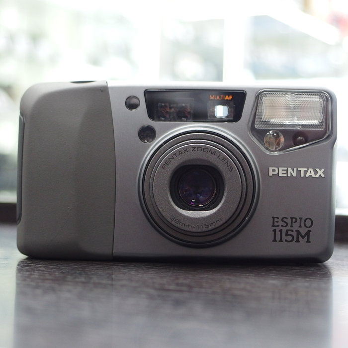 champcamera's tweet photo. PENTAX #ESPIO115M ￥14,800 by #たまプラーザ 店

1996年に発売のコンパクト #フィルムカメラ です！38～115mmのズームを搭載し、巻き上げ・巻き戻し・ピント合わせ・露出など全てを自動で制御してくれます！フィルムの出し入れも簡単なので初めての方でもフィルムを楽しめるカメラです！

#田園都市線
https://t.co/jFzUiWXO6N