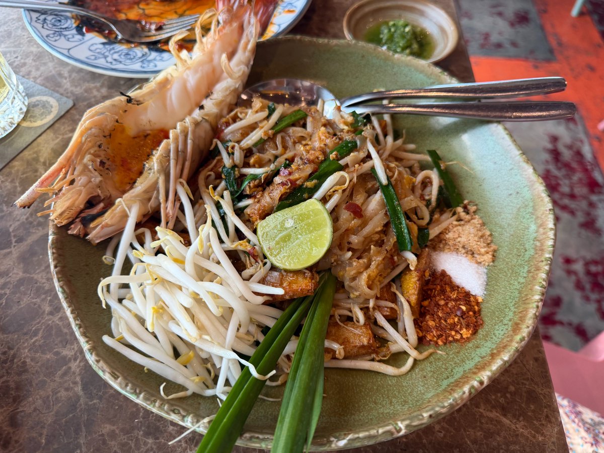 AmazingThaiJP's tweet image. バンコクでランチするならここ！✨
ワット・アルンを対岸に臨む「スパンニガー・イーティングルーム・ターティアン」

マストで頼んでほしいのが、キャベツのナンプラー炒め🔥
上質なナンプラーの香ばしさと旨味がたまりません！その他メニューも絶品🤤

詳細は↓
x.gd/MPRkr

#バンコク