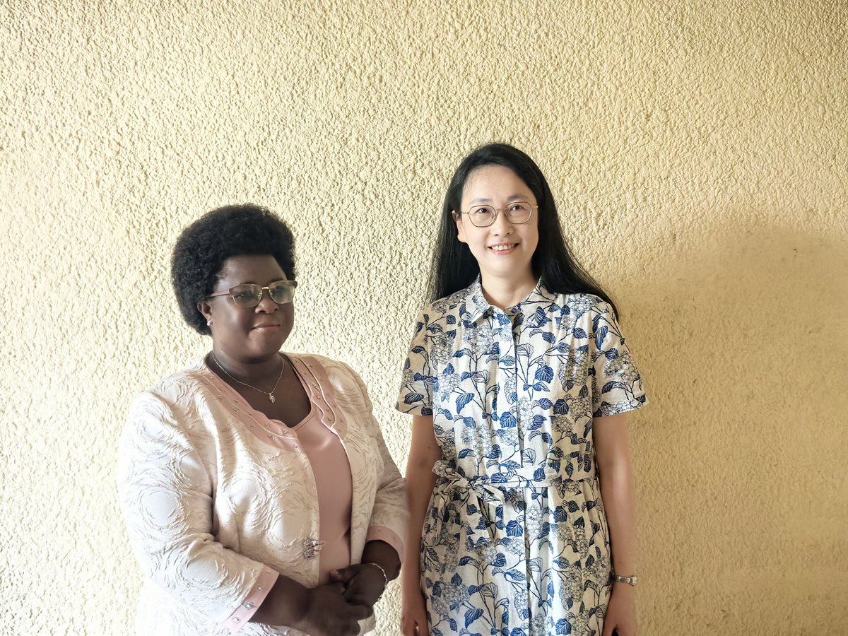 AmbChineBurundi's tweet photo. Le 7/4，S.E.Mme Zhu Kewei, Ambassadeur de Chine au Burundi a rendu visite à l’Ambassadeur @esperancenday, Présidente du @CNC_BURUNDI. Elles ont échangé des vues sur la coopération médiatique🇨🇳🇧🇮, notamment pendant l’année sino-africaine des échanges humains et culturels 2026. https://t.co/ud8lVyku04