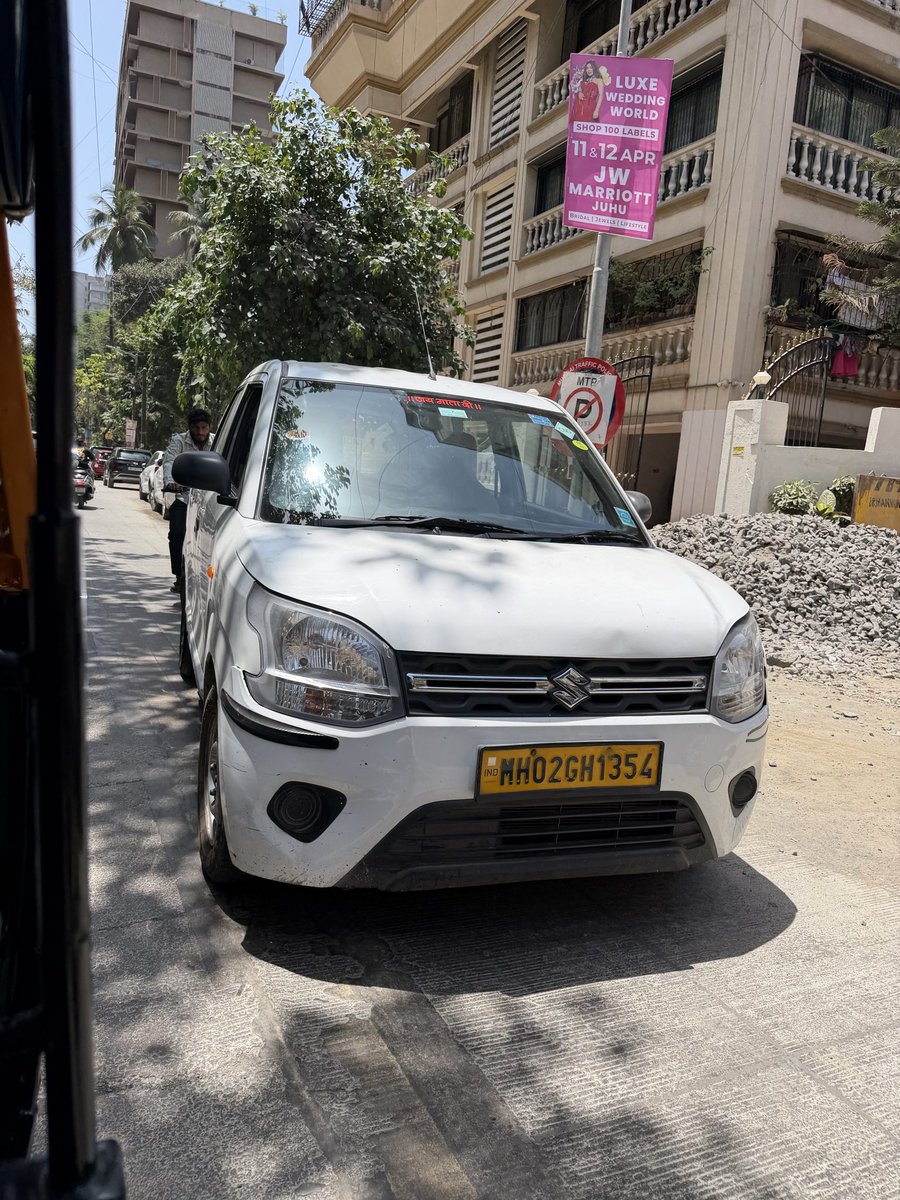 mydotapency's tweet photo. 2 cars coming from one way blocking one lane and causing traffic. 
Location :Bandra West 16th road , near Pomodoro
@MumbaiPolice @MTPHereToHelp https://t.co/81DaQrUIbo