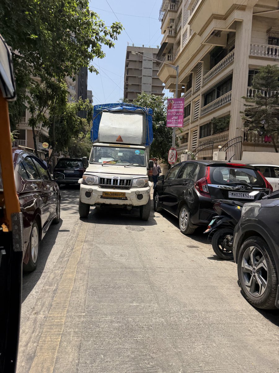 mydotapency's tweet photo. 2 cars coming from one way blocking one lane and causing traffic. 
Location :Bandra West 16th road , near Pomodoro
@MumbaiPolice @MTPHereToHelp https://t.co/81DaQrUIbo