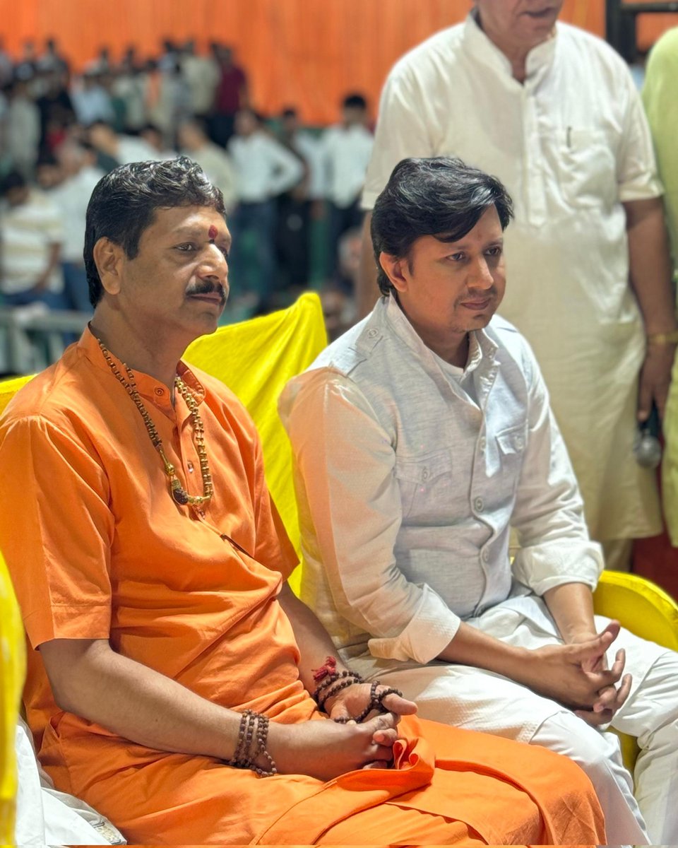 || जय रणजीत ||

श्री हनुमान जन्मोत्सव के पावन उपलक्ष्य पर इंदौर के प्राचीन सिद्ध श्री रणजीत हनुमान मंदिर परिसर मे आयोजित महाप्रसादी के आयोजन मे सम्मिलित होकर भगवान श्री रणजीत हनुमान जी के अलौकिक दर्शन कर उनका आशीर्वाद प्राप्त किया व बाबा से सभी के जीवन मे सुख,समृद्धि व शांति की