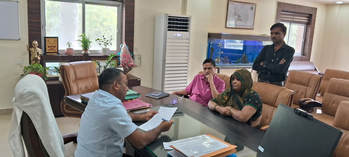 प्रबंध निदेशक, द.वि.वि.नि.लि आगरा श्री नीतीश कुमार द्वारा प्रतिदिन की भांति आगरा मुख्यालय पर उपभोक्ताओं की समस्याओं को सुना गया व उनके त्वरित एवं गुणवत्तापूर्ण निस्तारण हेतु संबंधित अधिकारियों को निर्देशित किया गया।   <a href="/CMOfficeUP/">CM Office, GoUP</a> <a href="/aksharmaBharat/">A K Sharma</a> <a href="/UPPCLLKO/">UPPCL</a>