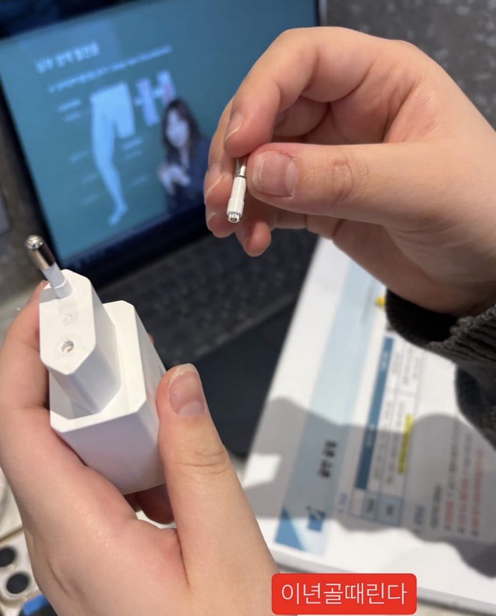 yeoooonnni's tweet image. 아 씹 이거 뭐야;;;
다이소 충전기 미쳤나