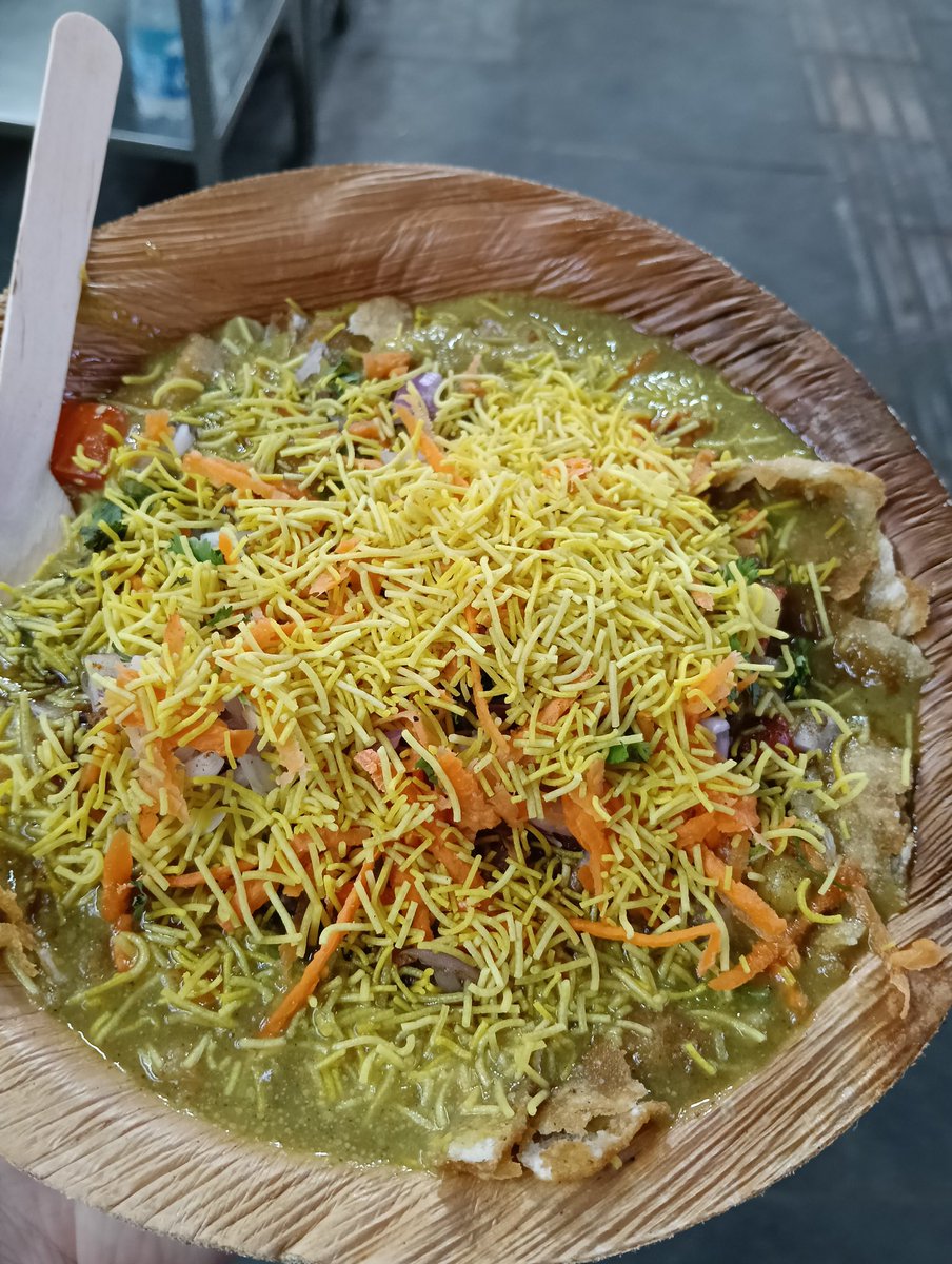 CurryGlutton's tweet image. バンガロール最後の夜にV. V. Puraフードストリートへ。
夜市ってどこの国のでもワクワクしちゃいます。
どのお店か悩んんだけど、直感でココに決定。
マサラプーリーをいただきました。
ここを選んで正解だったな！
（正解はいっぱいあって、他も美味しいかもだけど）
@ Chandra Sweets and Salties